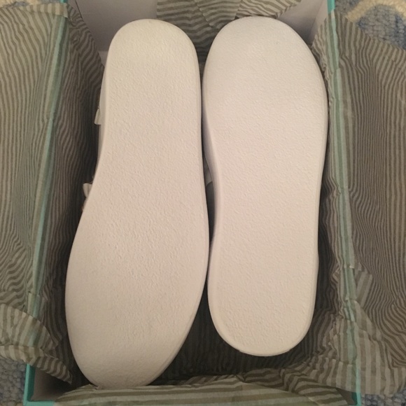 NIB Kate Spade Loralia Sneaker - 9 with Gold studs - Picture 4 of 5